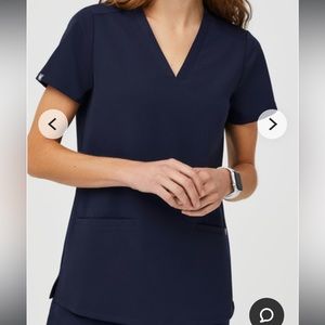 FIGS Women’s 3 pocket scrub top